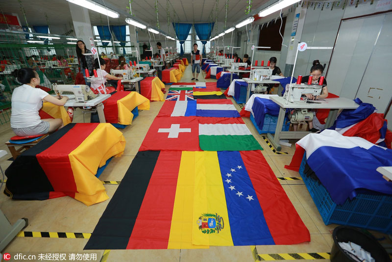 2016年6月12日，浙江绍兴一纺织品厂展示工人缝制的国旗。据阿里巴巴的大数据显示，欧洲杯开幕之际，阿里巴巴国际站关于欧洲杯相关产品的搜索量超万次，询盘量逾7000次，大量欧洲杯附属产品从浙江、广州、福建等省份出口到世界各地。   